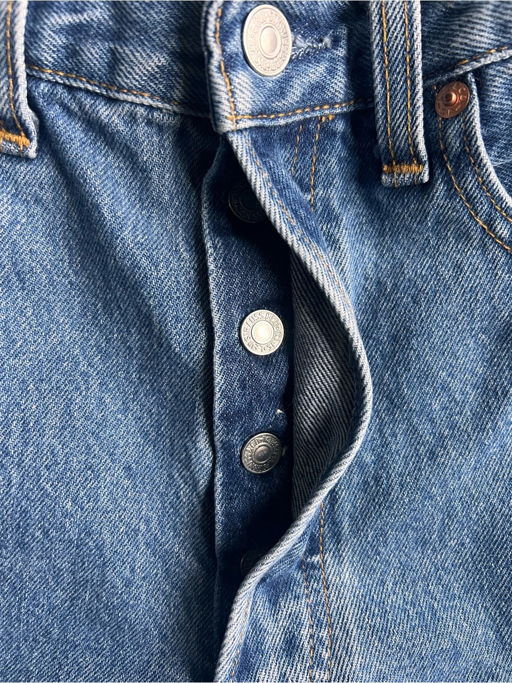 Vintage Levi's 501 button fly medium blue jeans Men’s 32x32 made in Hong Kong - Picture 4 of 9